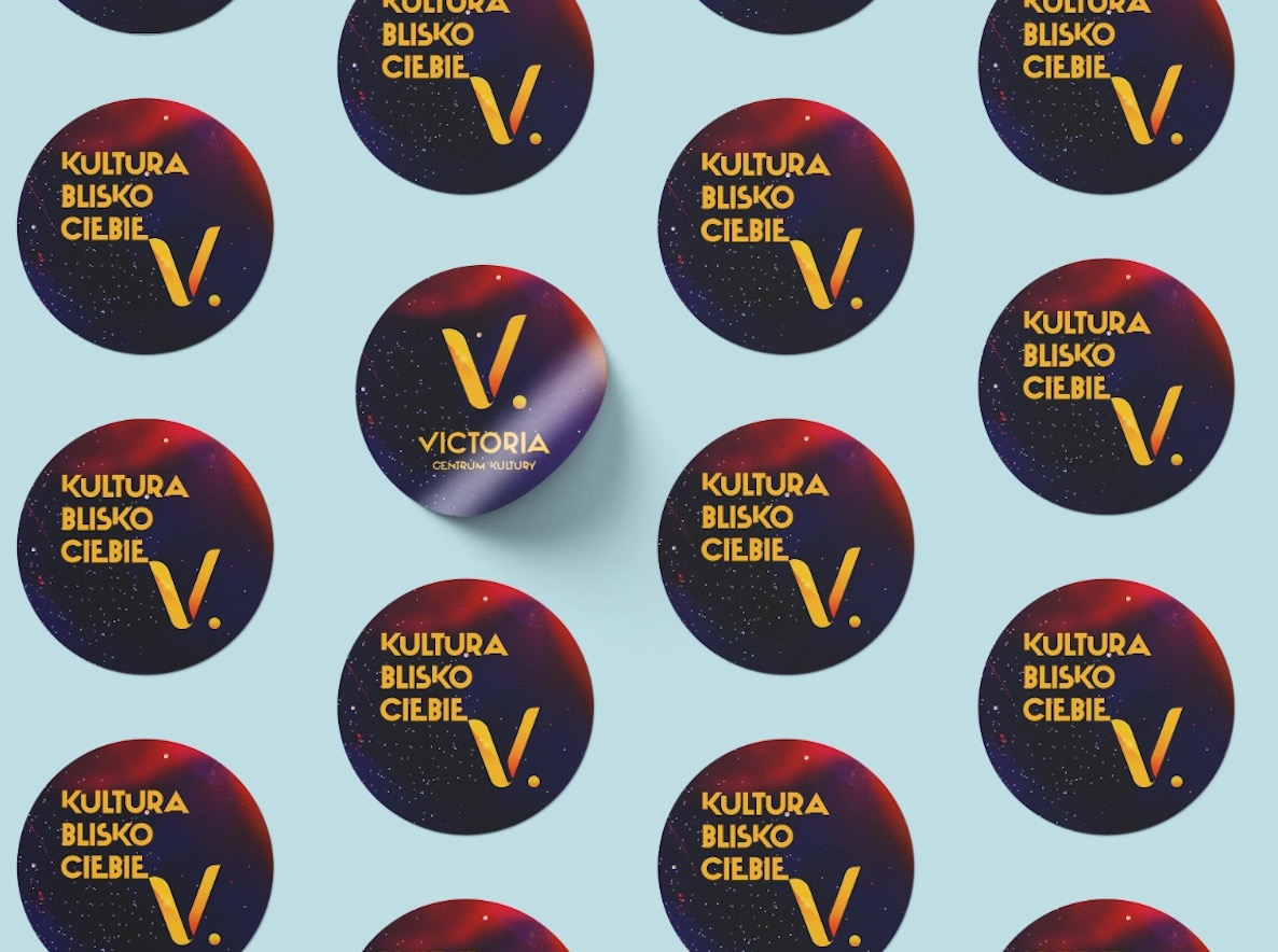 Arkusz naklejek z logo 'Kultura Blisko Ciebie' i 'Victoria Centrum Kultury' na jasnoniebieskim tle.