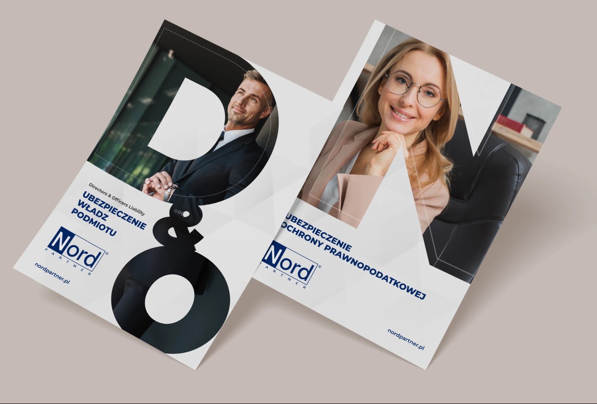 Dwa ulotki reklamowe leżące ukośnie na beżowym tle, prezentujące uśmiechniętego mężczyznę w garniturze i kobietę w okularach, z informacjami o ubezpieczeniach i logo firmy Nord Partner.