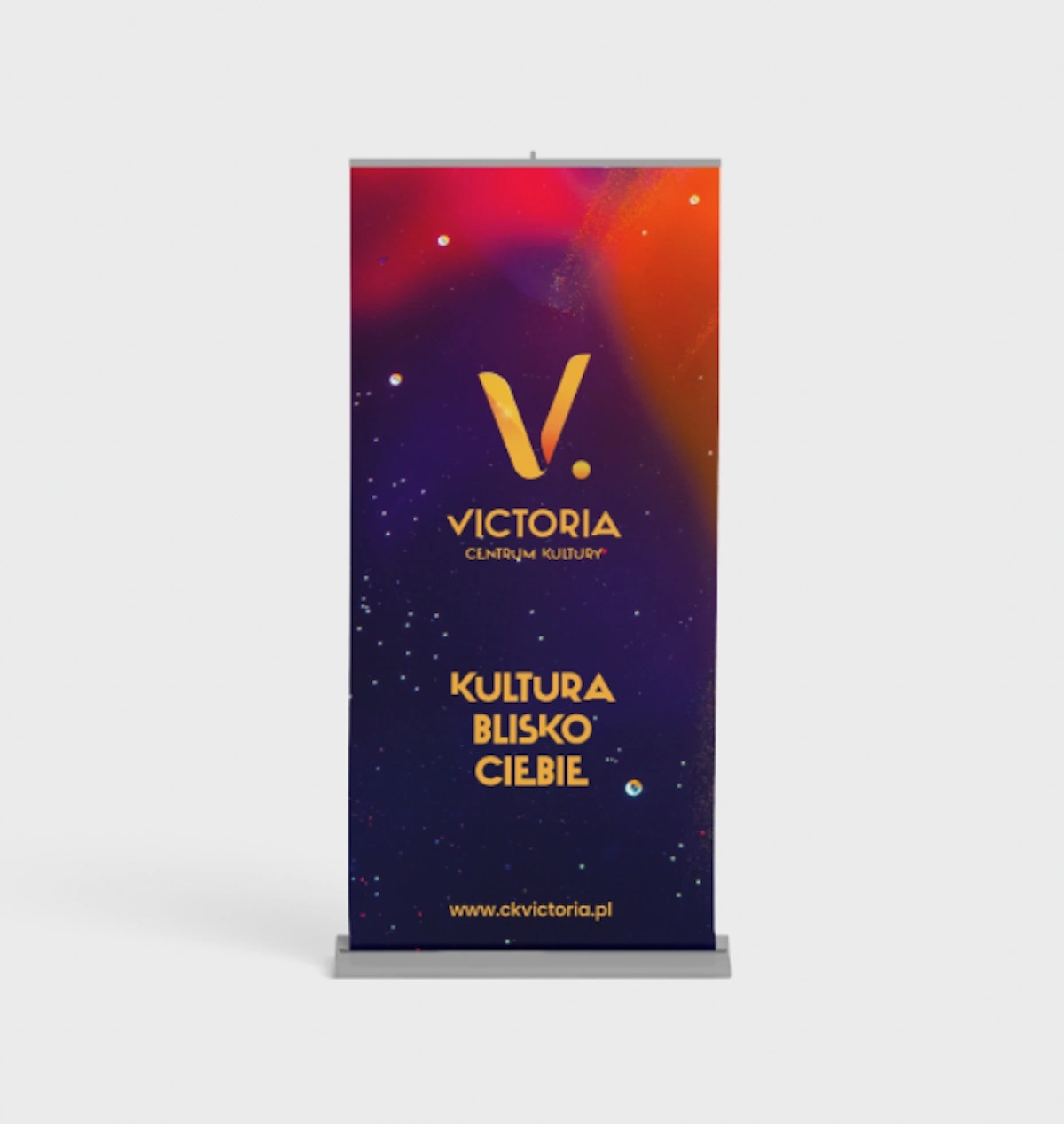 Roll-up reklamowy z logo Victoria Centrum Kultury na tle kosmicznej grafiki z napisem 'Kultura blisko Ciebie' i adresem strony internetowej.