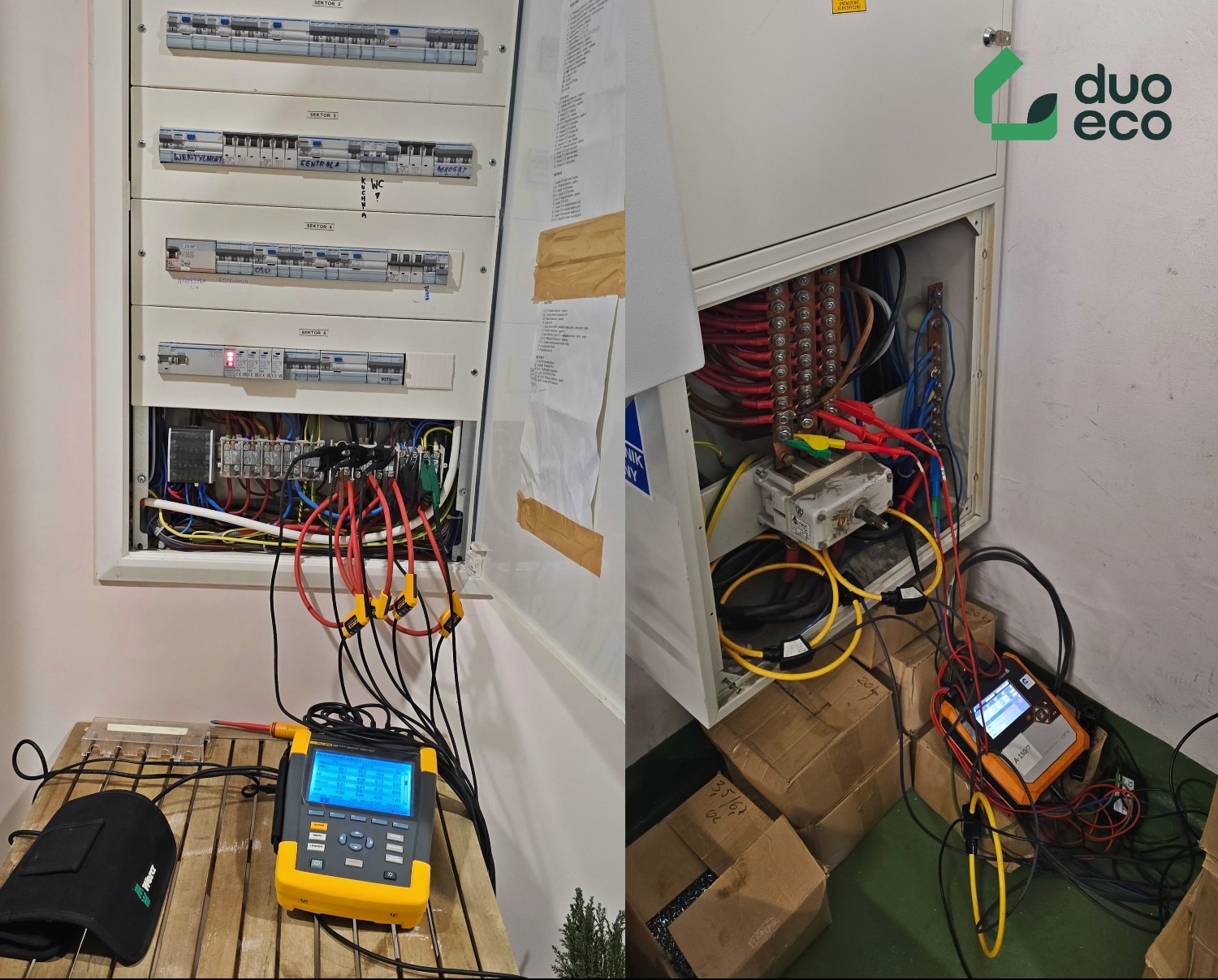 Otwarta szafa rozdzielcza z widocznymi przewodami i urządzeniem pomiarowym z wyświetlaczem, dodatkowo druga szafa rozdzielcza po lewej stronie z opisami sektorów, na podłodze kartony i przewody.