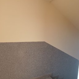 Al'kinshpul SERHII TYKHONENKO - Szare schody z mozaikową ścianą i kremowym sufitem. Widok z dołu ukazuje detale wykończenia i oświetlenie. Minimalistyczny design.