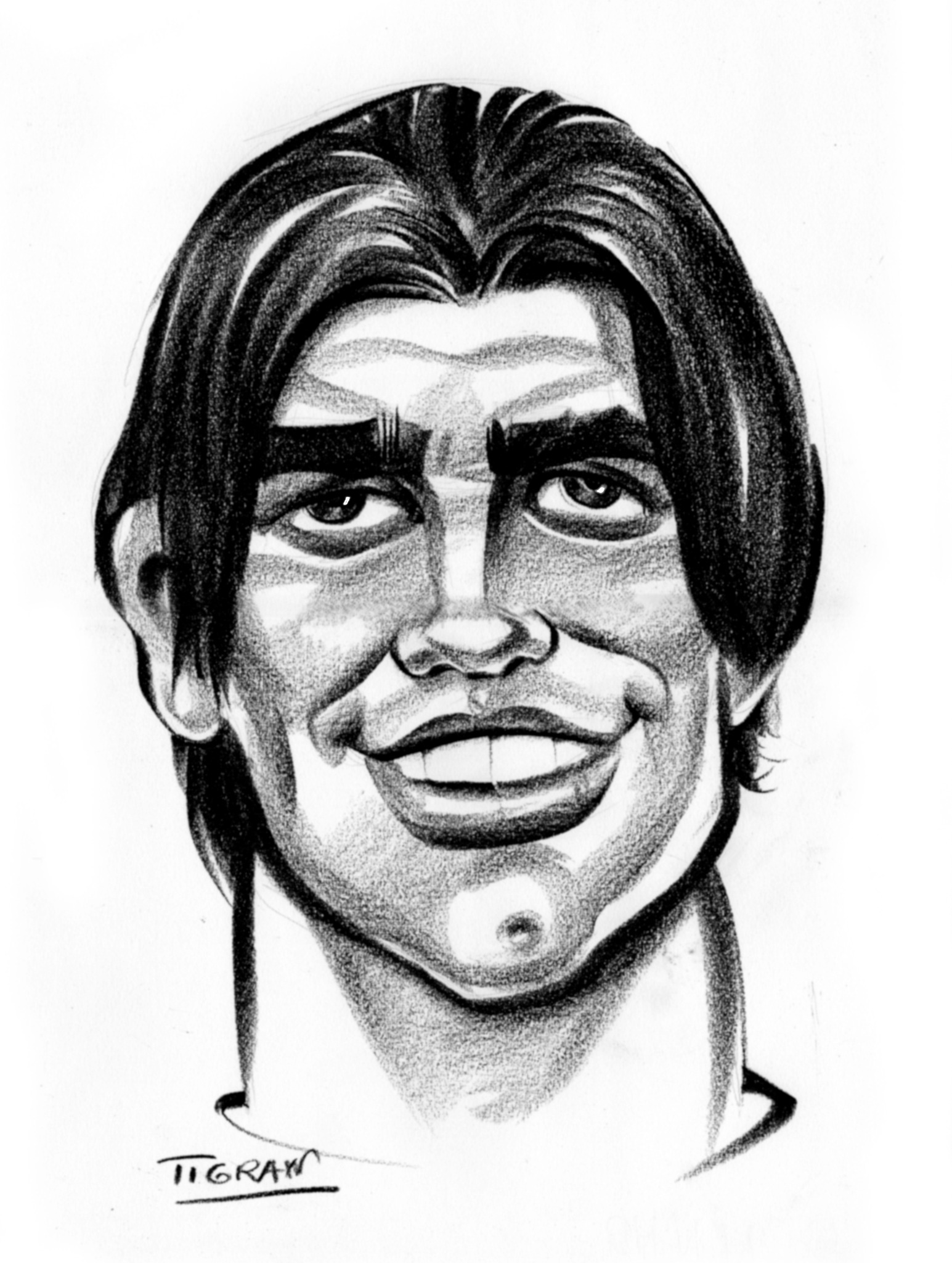 Czarno-biały portret karykaturalny uśmiechniętego mężczyzny z ciemnymi włosami, wykonany ołówkiem, z widocznym podpisem autora w lewym dolnym rogu.