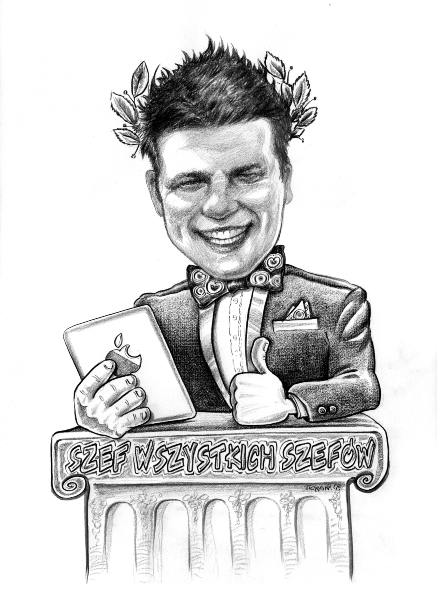 Czarno-biały portret karykaturalny mężczyzny w garniturze z wieńcem laurowym, trzymającego tablet z logo Apple i pokazującego kciuk w górę, stojącego za postumentem z napisem 'Szef wszystkich szefów'.