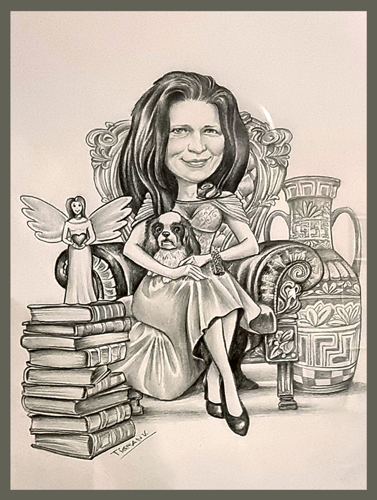 Ręcznie rysowany portret kobiety siedzącej w ozdobnym fotelu z psem na kolanach, obok stos książek i figurki anioła, obok duży wazon.