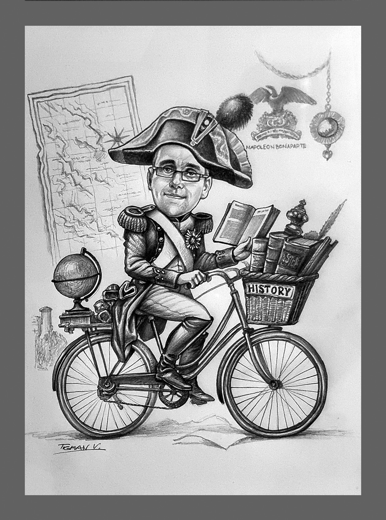 Ręcznie rysowana karykatura przedstawiająca mężczyznę w stroju Napoleona jadącego na rowerze z koszykiem pełnym książek, z globusem na bagażniku i mapą w tle.