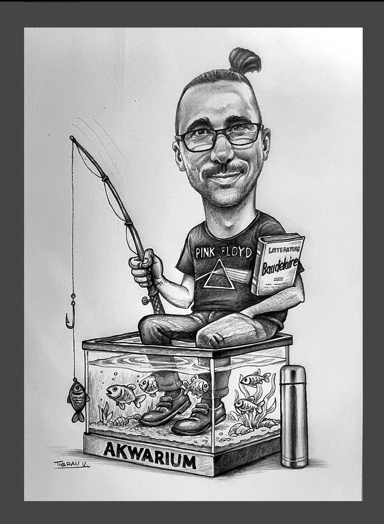 Czarno-biały rysunek karykaturalny mężczyzny z kitką, w okularach i koszulce Pink Floyd, siedzącego w akwarium z rybami, trzymającego wędkę i książkę Baudelaire.