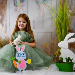 Weronika Wojtczak - Dziewczynka w tiulowej sukience pozuje z pluszowym króliczkiem w scenerii wielkanocnej w Ostrówku, z dekoracjami królików i jajek w pastelowych kolorach.
