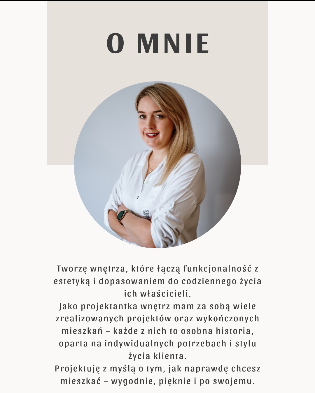 Portret uśmiechniętej projektantki wnętrz w okrągłej ramce, z tekstem 'O mnie' i opisem działalności. Minimalistyczny design strony.