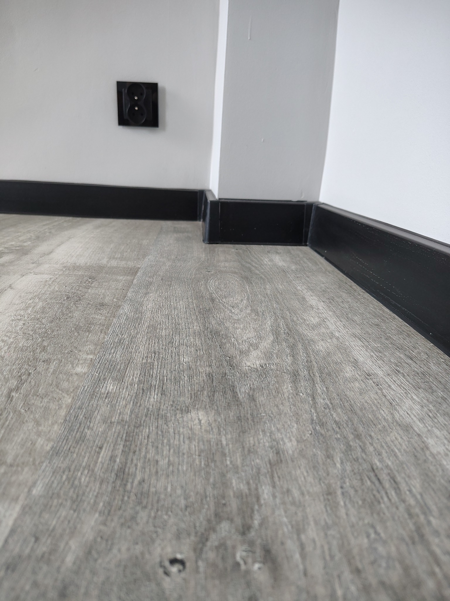 Listwy, podłoga oraz montaż gniazdka