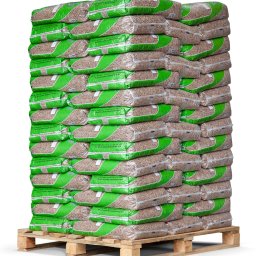 DREWNOLAND SPÓŁKA CYWILNA Socha Łukasz Socha Mateusz - Ułożone na palecie worki z pelletem drzewnym w zielonych opakowaniach, widoczne drobne granulki pelletu przez przezroczystą folię worków.