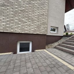 Realizacja tynku mozaikowego na elewacji 