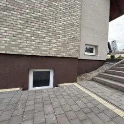 Realizacja tynku mozaikowego na elewacji