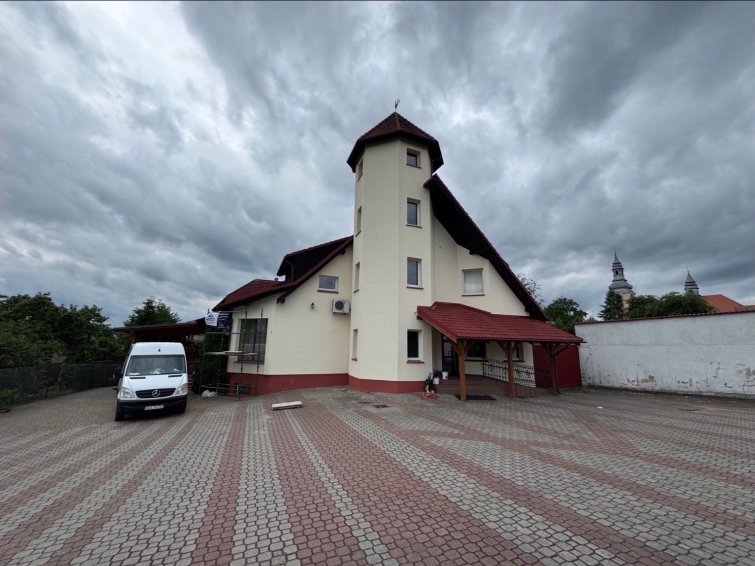Efekt końcowy naszej kompleksowej renowacji zewnętrznej hotelu Janta w Dziemianach.