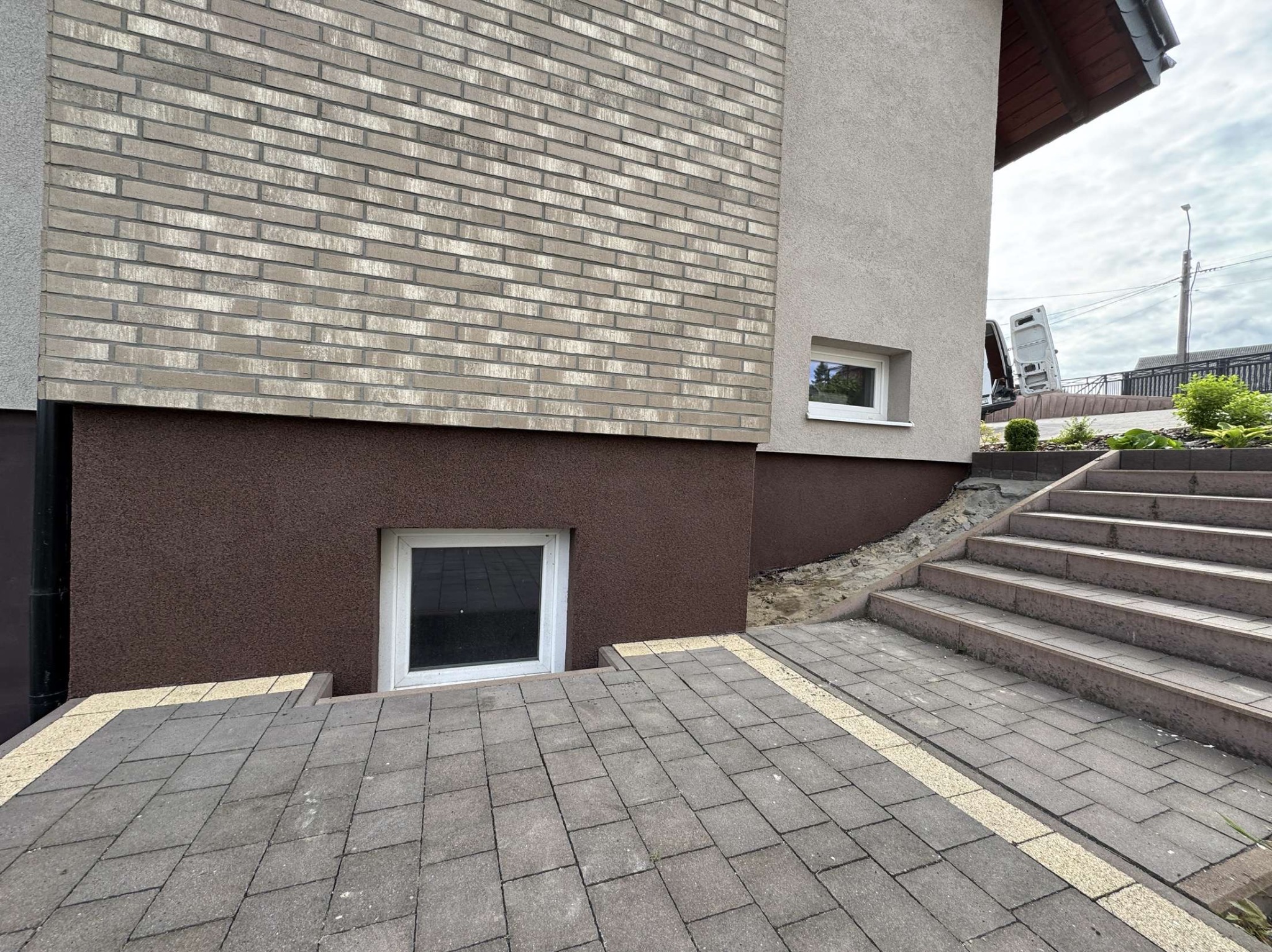 Realizacja tynku mozaikowego na elewacji