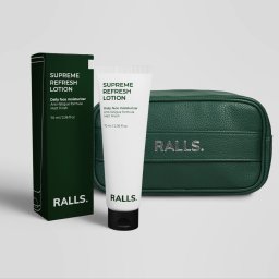 Pixeloza Studio - Elegancka prezentacja zestawu kosmetyków męskich: pudełko i tubka balsamu nawilżającego Supreme Refresh Lotion marki Ralls., obok skórzanej, zielonej kosmetyczki z wytłoczonym logo.