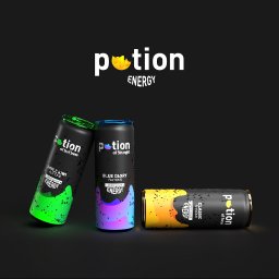 Pixeloza Studio - Trzy czarne puszki napoju energetycznego Potion o różnych smakach (jabłko-kiwi, jagoda, klasyczny) na ciemnym tle, z logo firmy u góry.