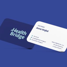 Pixeloza Studio - Dwie wizytówki firmy Health Bridge na niebieskim tle, jedna z logo i nazwa firmy, druga z danymi kontaktowymi i adresem.