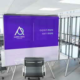 Pixeloza Studio - Sala konferencyjna z dużym ekranem prezentującym logo Albert O'Neill Marketing oraz hasło 'expect more, earn more'.
