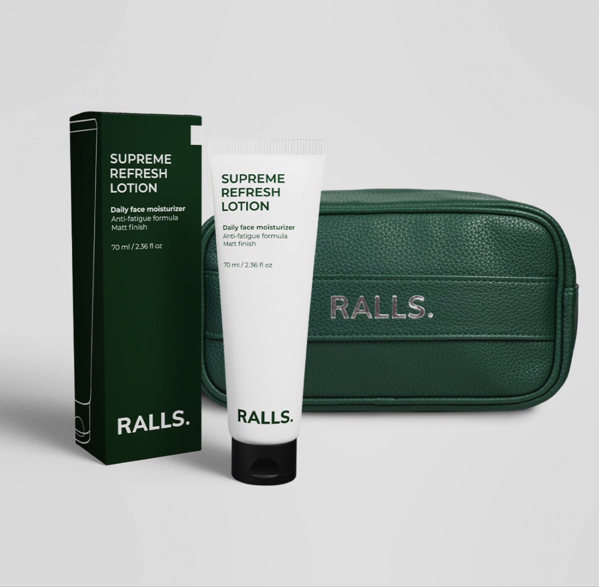 Elegancka prezentacja zestawu kosmetyków męskich: pudełko i tubka balsamu nawilżającego Supreme Refresh Lotion marki Ralls., obok skórzanej, zielonej kosmetyczki z wytłoczonym logo.