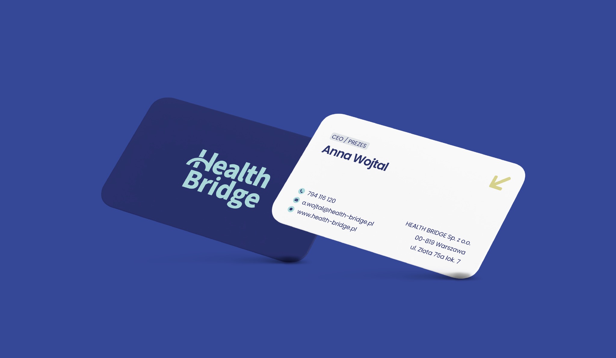 Dwie wizytówki firmy Health Bridge na niebieskim tle, jedna z logo i nazwa firmy, druga z danymi kontaktowymi i adresem.