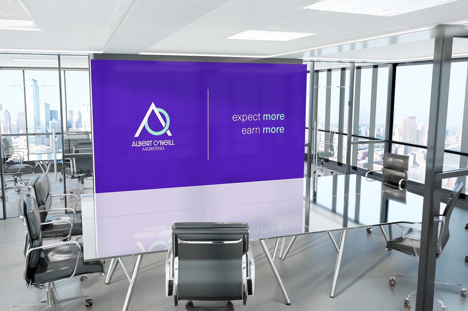 Sala konferencyjna z dużym ekranem prezentującym logo Albert O'Neill Marketing oraz hasło 'expect more, earn more'.