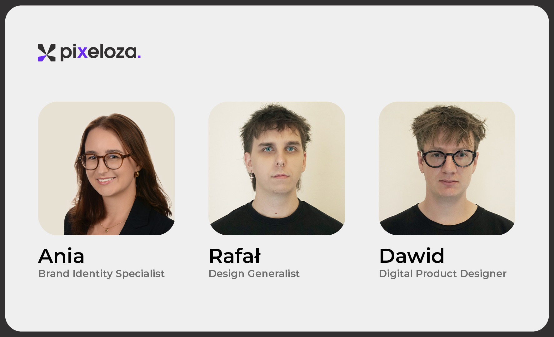 Zdjęcie portretowe zespołu Pixeloza: Ania, specjalistka od identyfikacji marki, Rafał, generalista projektowy, oraz Dawid, projektant produktów cyfrowych, na jasnoszarym tle.