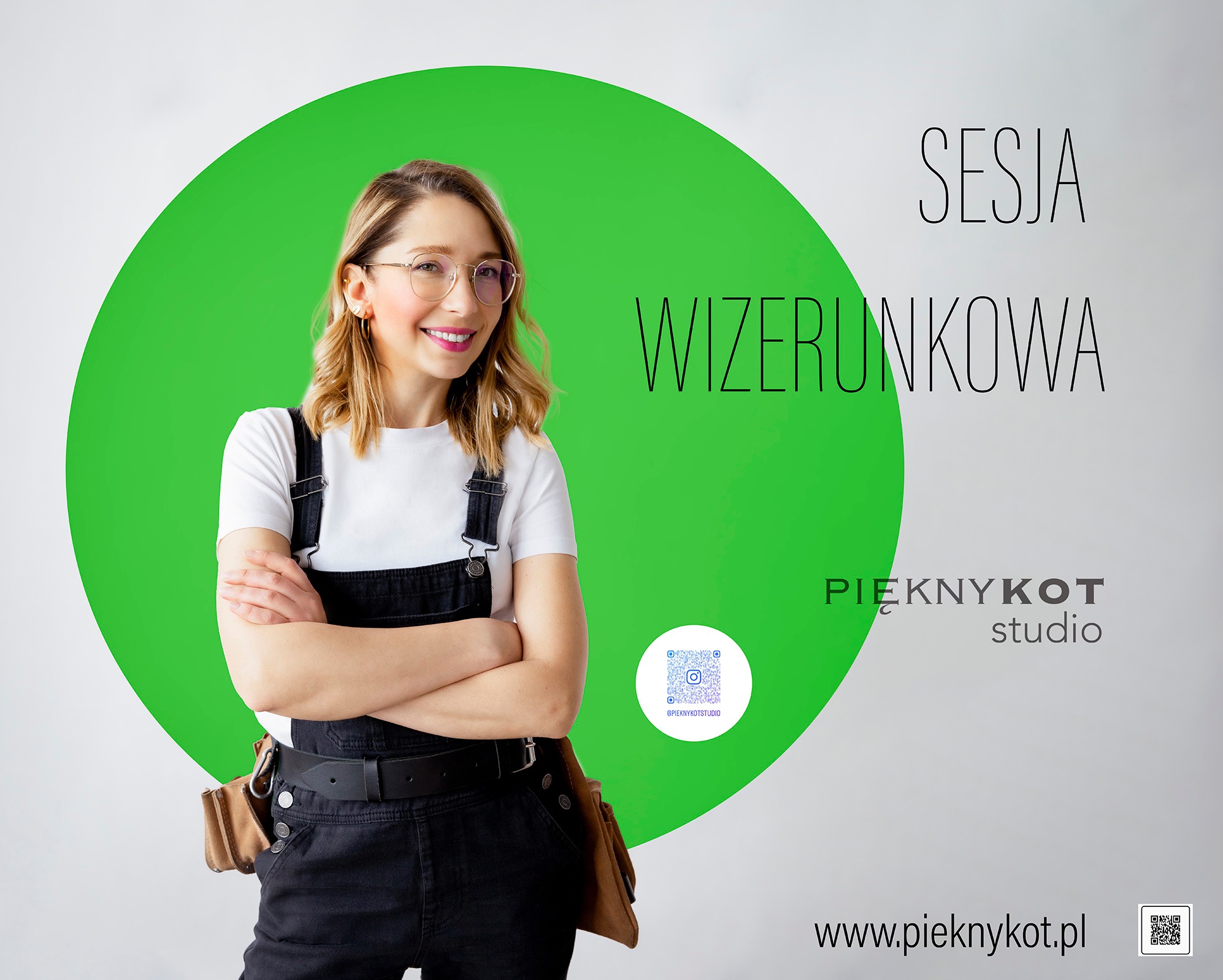 Uśmiechnięta kobieta w okularach, w ciemnych ogrodniczkach i białym T-shircie, z narzędziami w pasie, pozuje na tle z zielonym okręgiem i napisem 'Sesja wizerunkowa'. Widoczne logo studia 'Piękny...