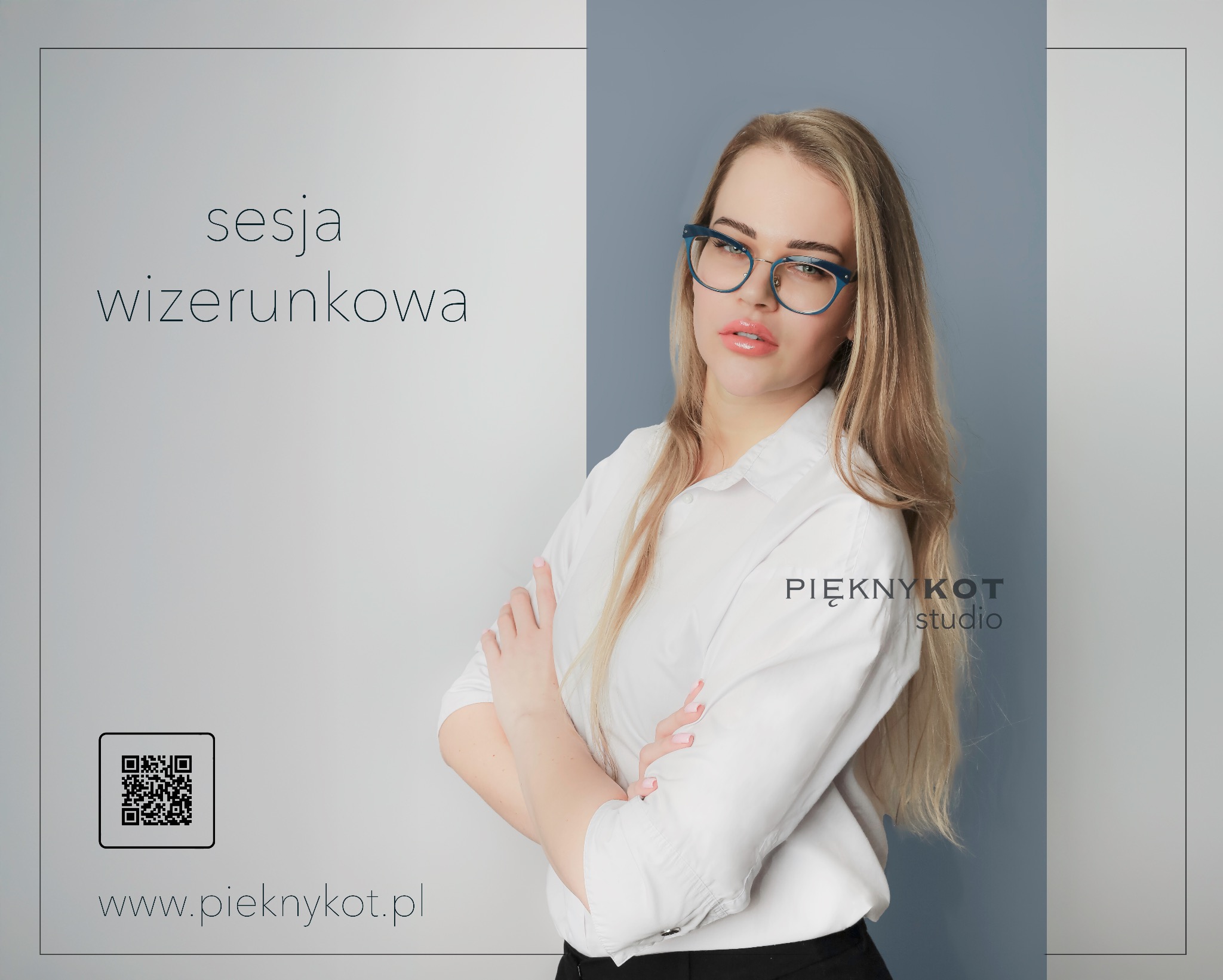 Portret kobiety w okularach we Wrocławiu, z założonymi rękami na tle minimalistycznego studia z logo i kodem QR.