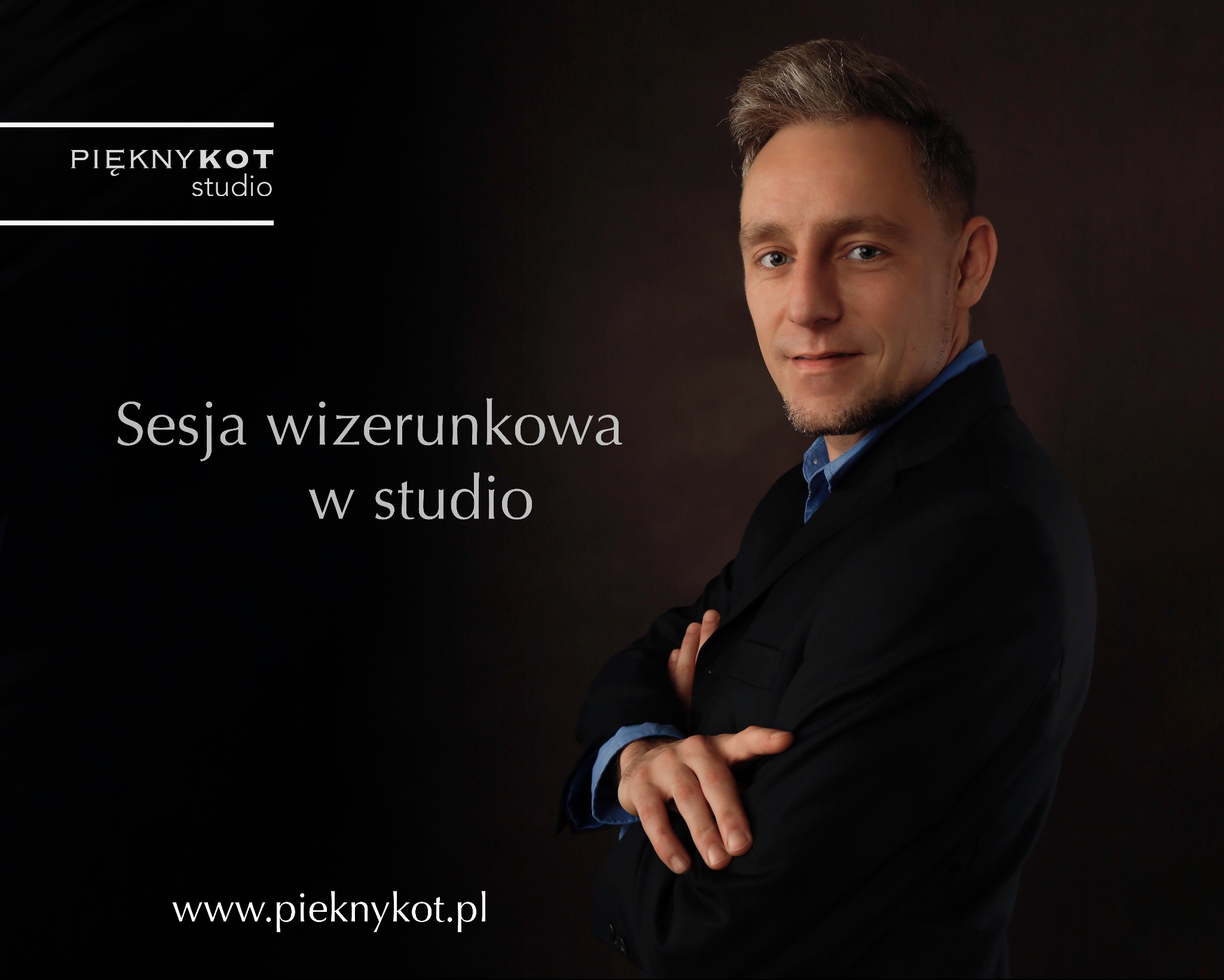 Mężczyzna w ciemnym garniturze i błękitnej koszuli, z rękami skrzyżowanymi na piersiach, pozuje na ciemnobrązowym tle w studio. Widoczny fragment logo studia i adres strony internetowej.