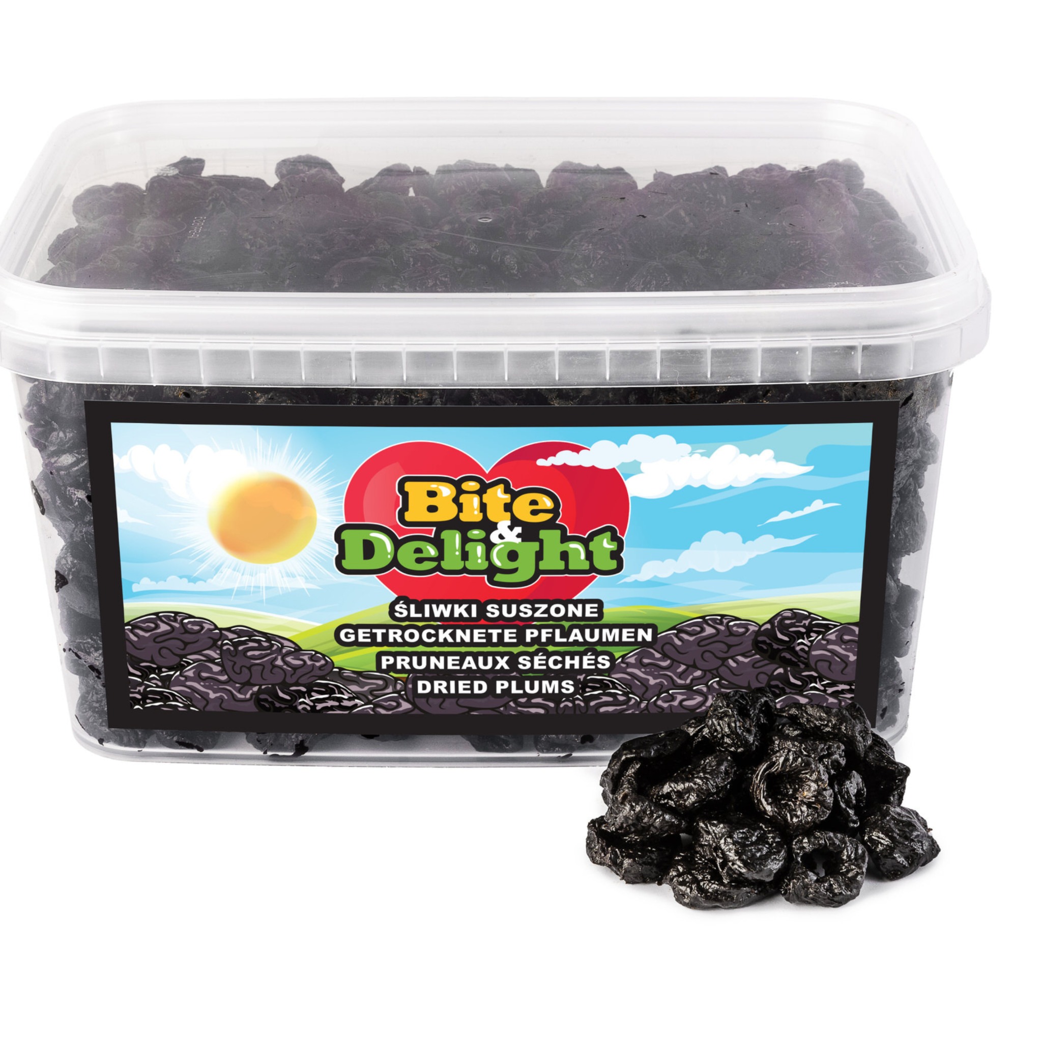 Plastikowe pudełko wypełnione suszonymi śliwkami marki Bite & Delight, z etykietą w językach polskim, niemieckim i francuskim, oraz mała sterta śliwek obok pudełka na białym tle.