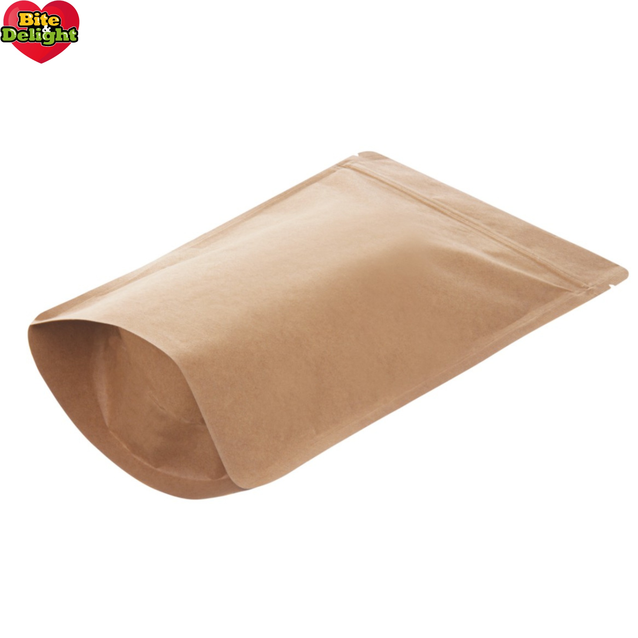 Otwarta, brązowa torebka papierowa typu doypack z zamknięciem strunowym, leżąca na białym tle.