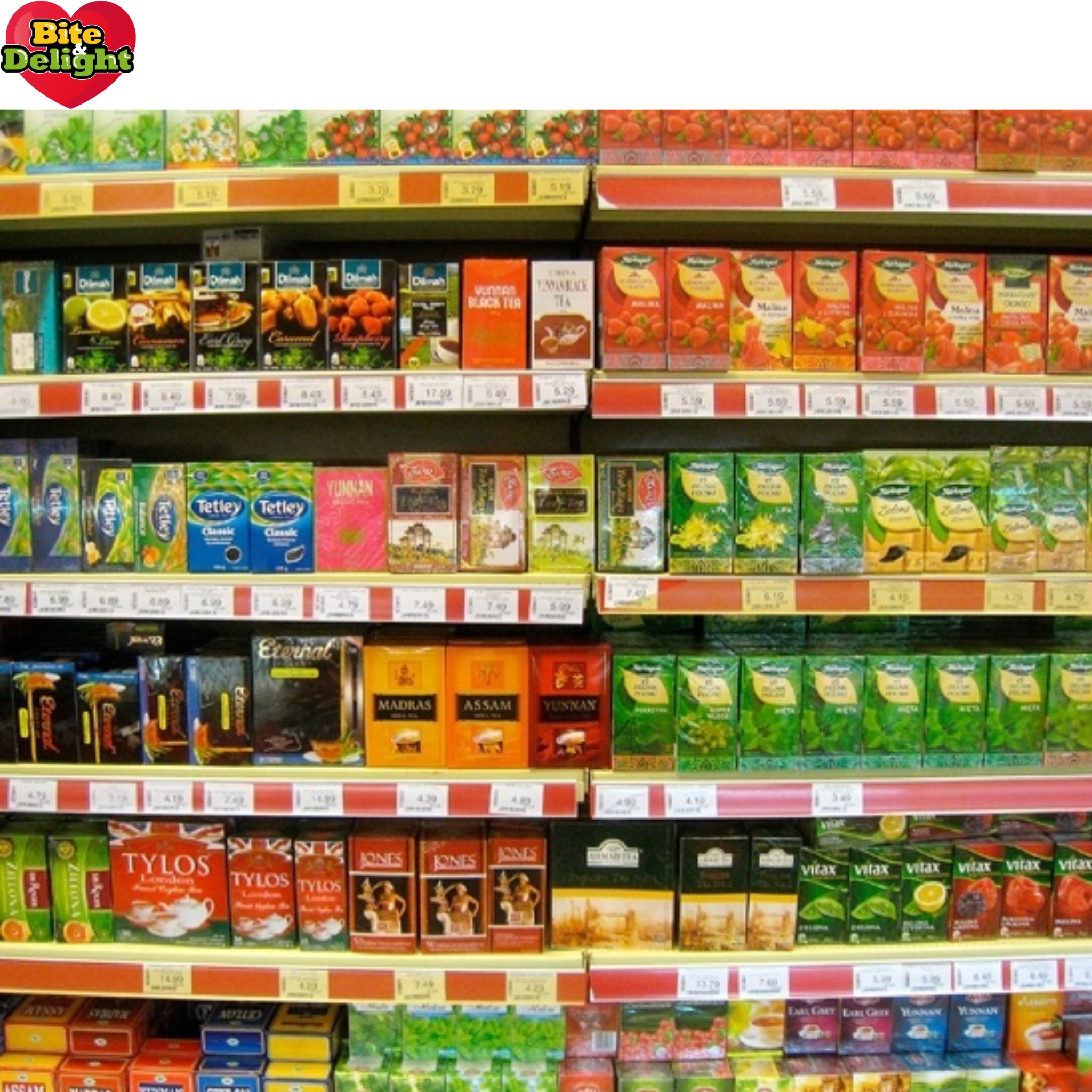 Półki sklepowe wypełnione różnorodnymi opakowaniami herbat, z widocznymi cenami i nazwami marek, takimi jak Dilmah, Tetley i Tylos.