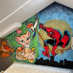 Avenue Refinish - Kolorowy mural w pokoju dziecięcym: Garfield, Simba z Nala, Zazu i Spiderman na tle panoramy miasta. Oświetlenie LED na suficie. Nietypowe malowanie ścian.