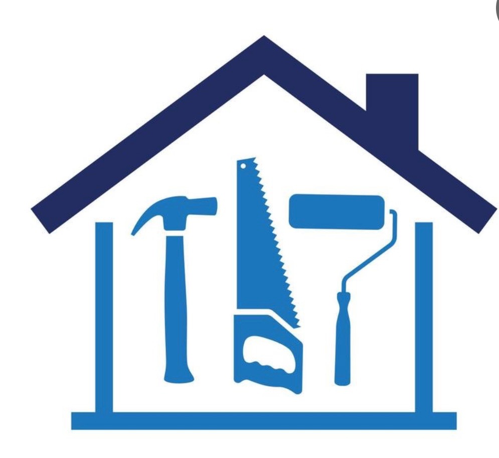 Niebieski ikoniczny dom z młotkiem, piłą i wałkiem do malowania w środku, na białym tle. Symbol remontu lub budowy.