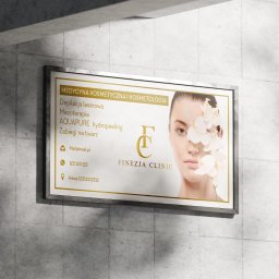 Jakub Zelek - Elegancki szyld gabinetu kosmetycznego Finezja Clinic z ofertą zabiegów, adresem i kontaktem, umieszczony na betonowej ścianie w minimalistycznym wnętrzu.