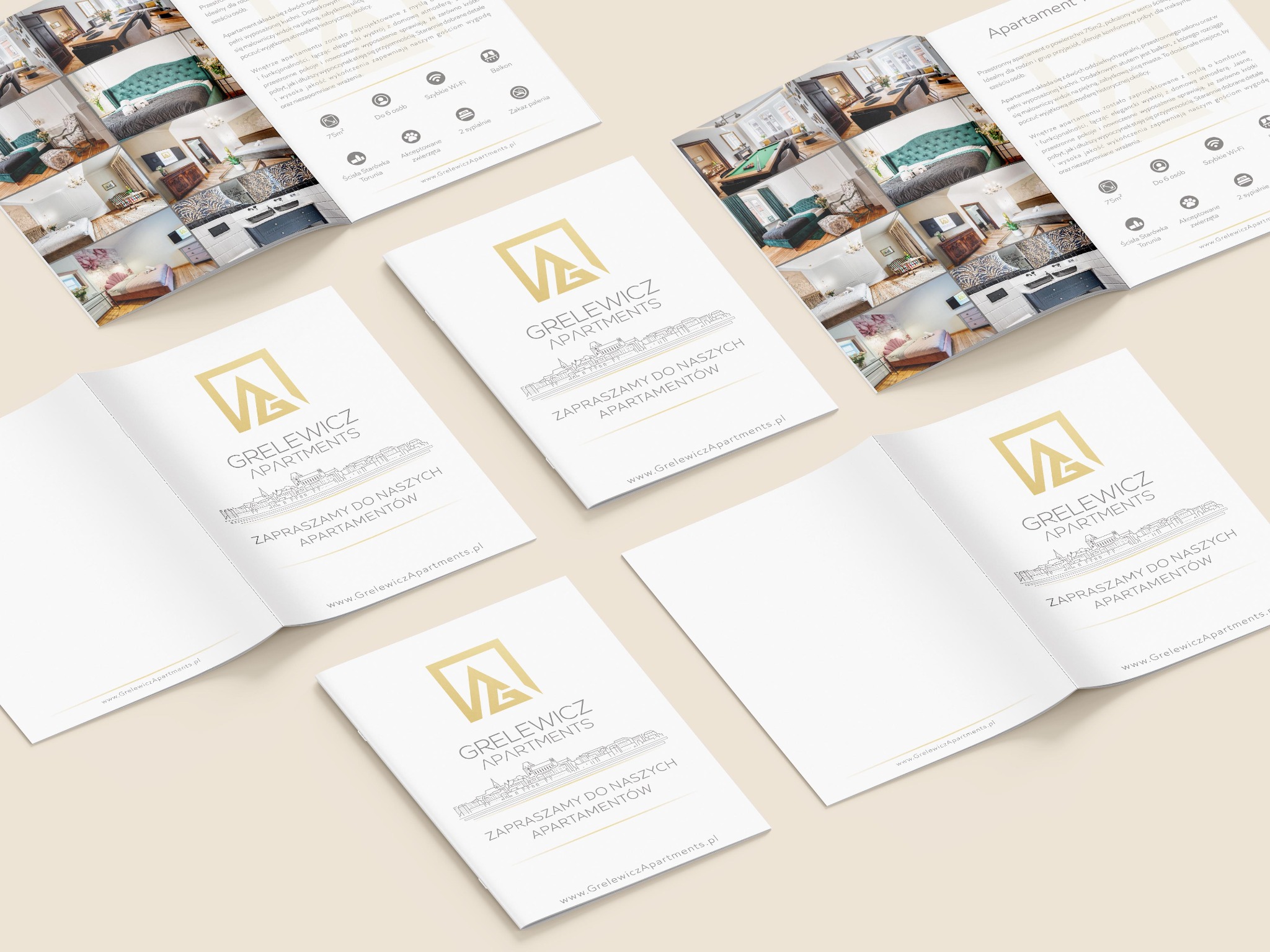 Białe broszury reklamowe z logo Grelewicz Apartments, prezentujące zdjęcia apartamentów i informacje o wynajmie, rozłożone na jasnym tle, widok z góry.