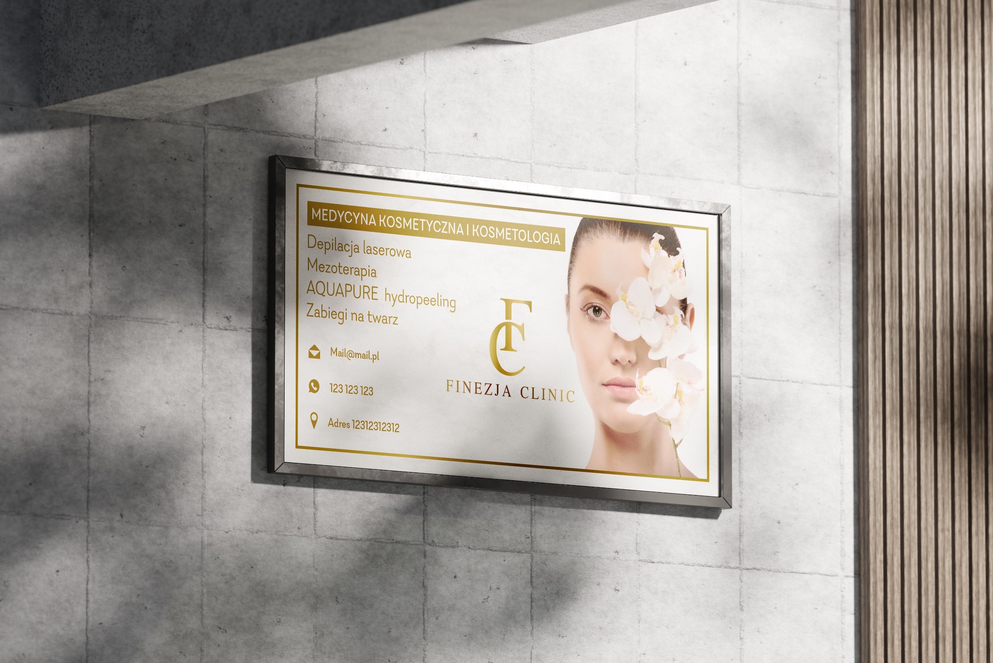 Elegancki szyld gabinetu kosmetycznego Finezja Clinic z ofertą zabiegów, adresem i kontaktem, umieszczony na betonowej ścianie w minimalistycznym wnętrzu.