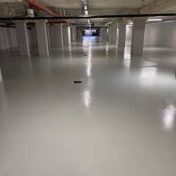 MOWA GROUP SPÓŁKA Z OGRANICZONĄ ODPOWIEDZIALNOŚCIĄ - posadzka żywiczna z zasypem kwarcowym, monocolor, w parkingu podziemnym