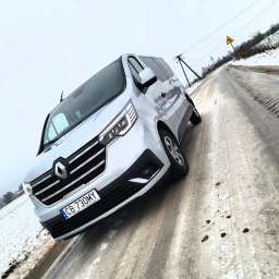 Twój-BUS - Srebrny Renault Trafic z polską tablicą rejestracyjną CB 730MY na ośnieżonej drodze wiejskiej w pochmurny dzień.
