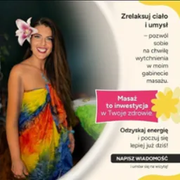 Uśmiechnięta kobieta z kwiatem we włosach, ubrana w kolorowe pareo, promuje relaks i dbałość o zdrowie w gabinecie.