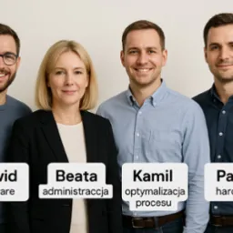 Portret zespołu: Dawid (software), Beata (administracja), Kamil (optymalizacja procesu) i Paweł (hardware), uśmiechnięci, na jasnym tle.