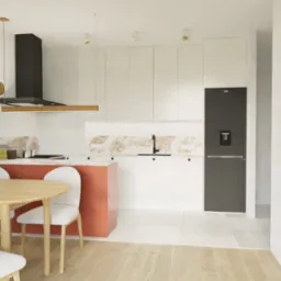 Nowoczesna kuchnia z wyspą w kolorze terakoty, okrągłym stołem z drewna i złotą dekoracją ścienną. Minimalistyczny design wnętrza z elementami naturalnymi.