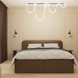 Magdalena Paryż - Nowoczesna sypialnia z brązowym łóżkiem kontynentalnym, minimalistyczną lampą sufitową i drewnianą szafą z przeszkleniami. Stonowana kolorystyka i elegancki wystrój.