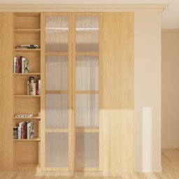 Magdalena Paryż - Beżowe wnętrze: zabudowa z drewnianymi półkami na książki i ryflowanymi szklanymi drzwiami. Na ścianie lampa, w tle widok na korytarz z dekoracyjną trawą.