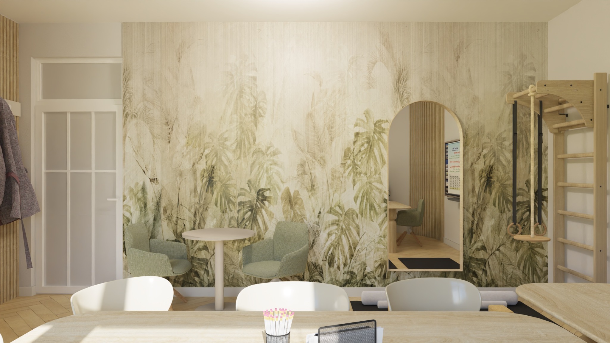 Stylowe wnętrze z tapetą w motywy roślinne, drewnianymi drabinkami gimnastycznymi i okrągłym stołem. Widoczne krzesła w odcieniach zieleni i bieli. Jasne, naturalne światło.