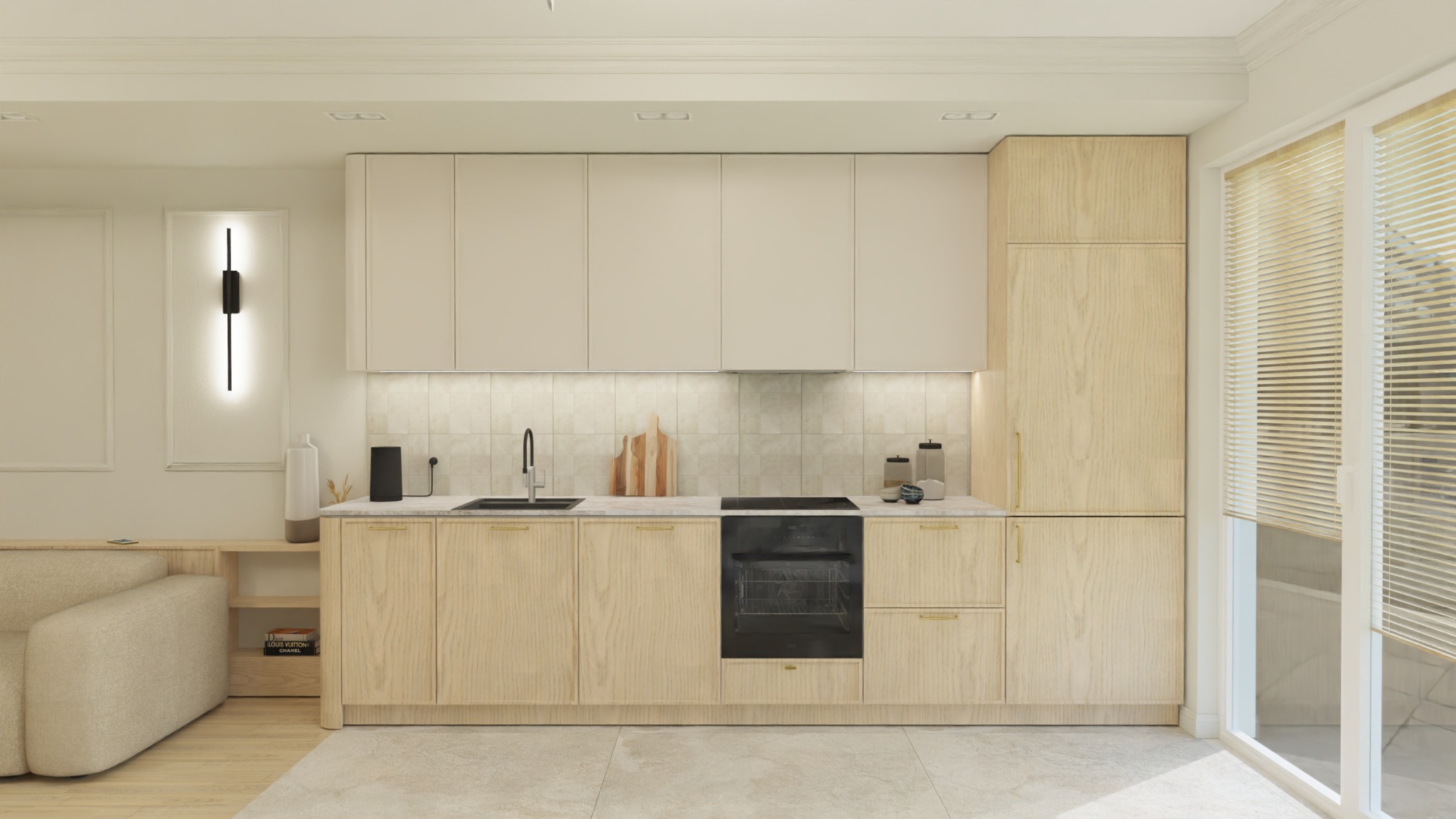 Jasna kuchnia z drewnianymi szafkami i beżowymi frontami, minimalistyczna lampa ścienna, płytki w tle, widok na salon z beżową sofą.