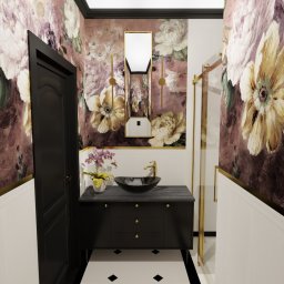 Sztukateria - projektowanie wnętrz w kamienicach w Szczecinie - Elegancka łazienka z tapetą w kwiaty, czarną szafką pod umywalkę z złotymi detalami, oraz lustrem w złotej ramie.