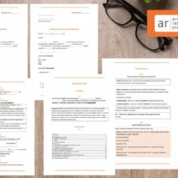 Dokumenty prawne, umowa o pracę, regulamin pracy, filiżanka kawy i logo kancelarii na drewnianym stole.