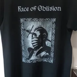 Czarna koszulka z szarym nadrukiem 'Face of Oblivion' na drewnianym wieszaku, na tle ściany z drewnianą mapą. Widoczne logo marki JHK.