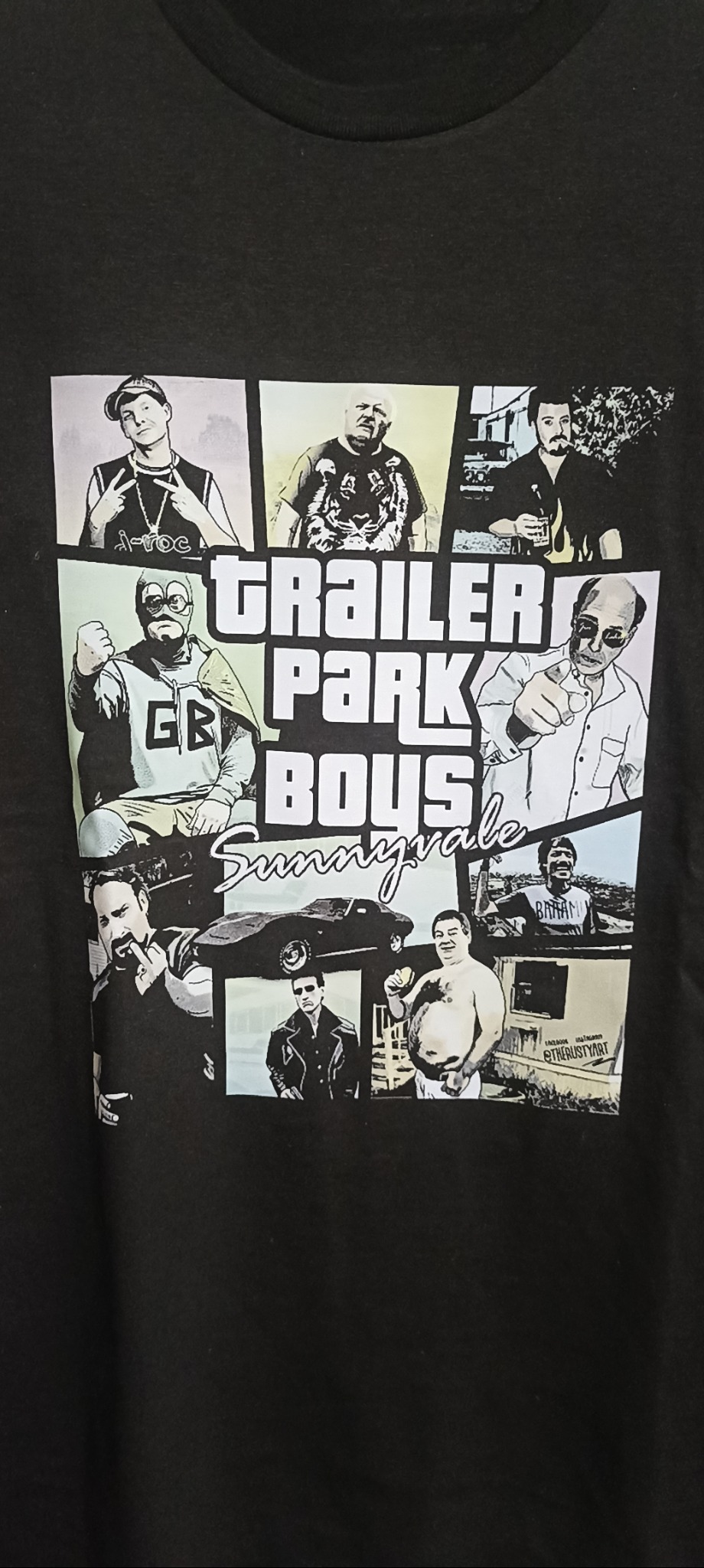 Czarna koszulka z nadrukiem kolażu postaci z serialu 'Trailer Park Boys' w stylu komiksowym.
